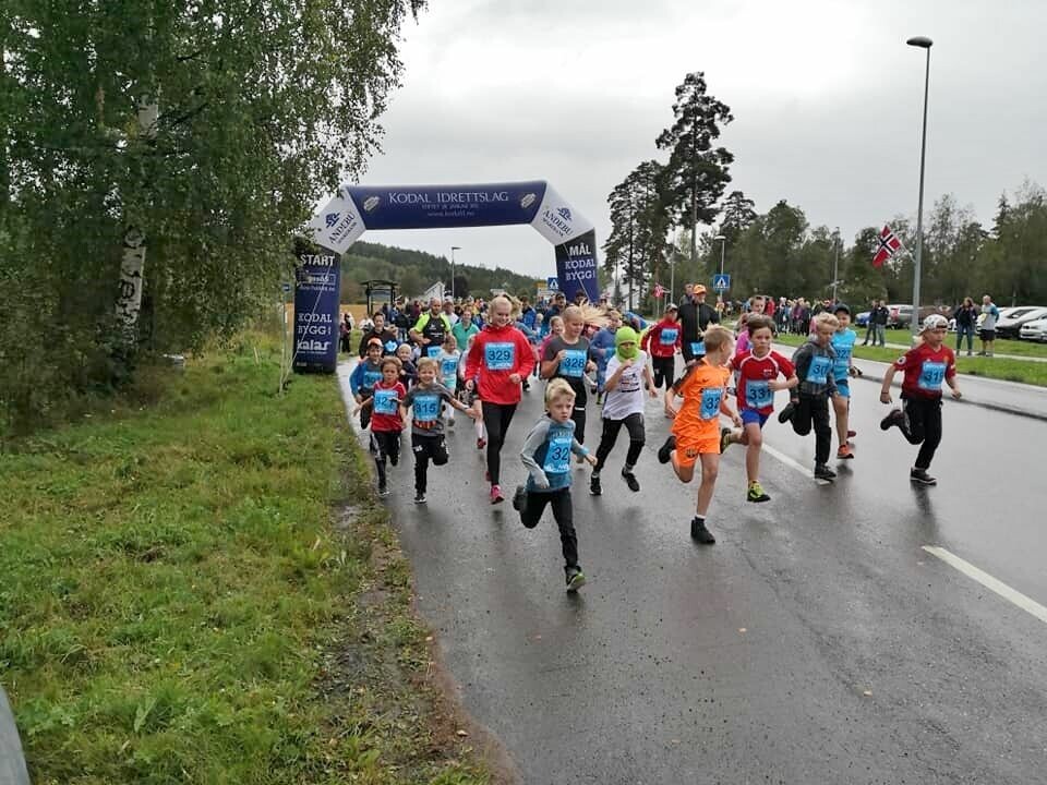 170 deltagere på Kodalmilas 5 og 10 km i ruskevær Etter start_2,5km.jpg