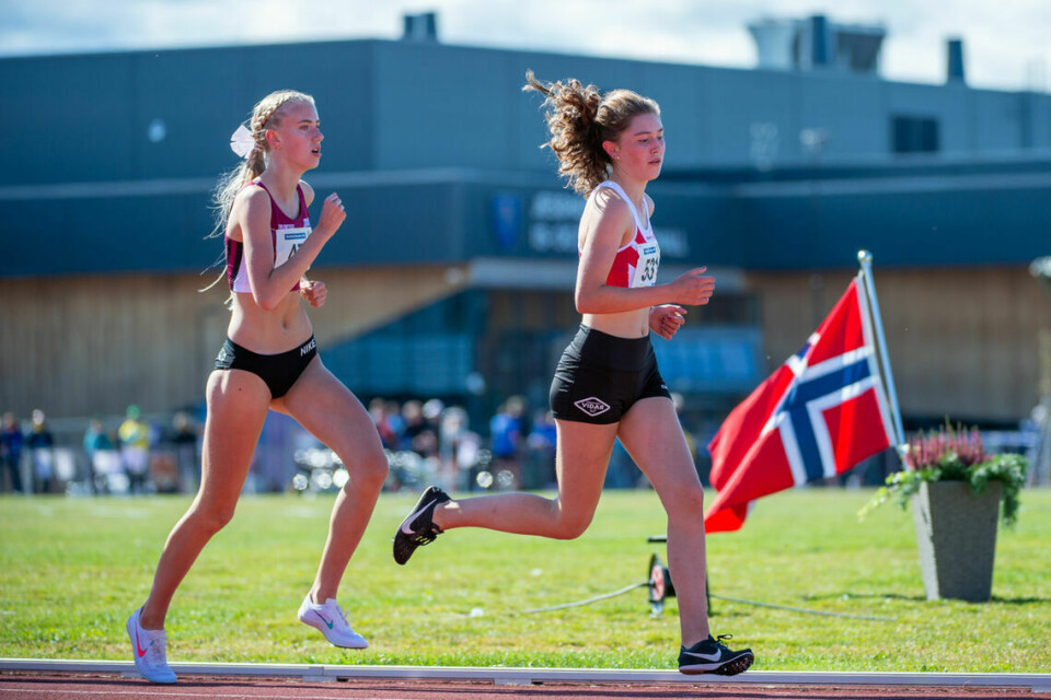 Ingeborg Østgård og Esten Hauen sørga for fem Ren-Eng-gull i UM Anna Marie Nordengen Sirevåg vant 3000 meter J16 i UM, her er hun foran sølvvinner Leona Andersen Vedvik. (Foto: Samuel Hafsahl)