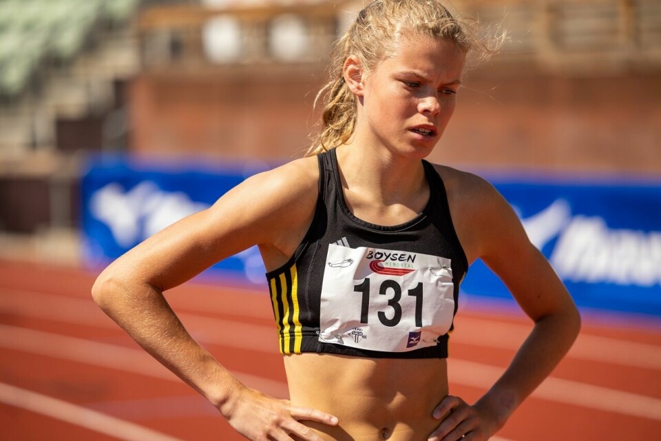 Ingeborg Østgård og Esten Hauen sørga for fem Ren-Eng-gull i UM 800m KS Malin Hoelsveen etter målgang.jpg