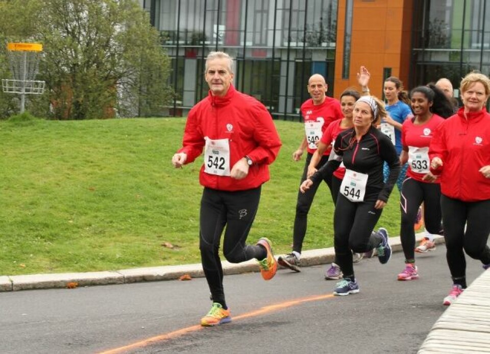 Jonas Gahr Støre var løpets største kjendis, her i front av en rød gjeng like etter start - før han løp fra de andre (foto: Olav Engen). Jonas Gahr Støre var løpets største kjendis, her i front av en rød gjeng like etter start - før han løp fra de andre (foto: Olav Engen).
