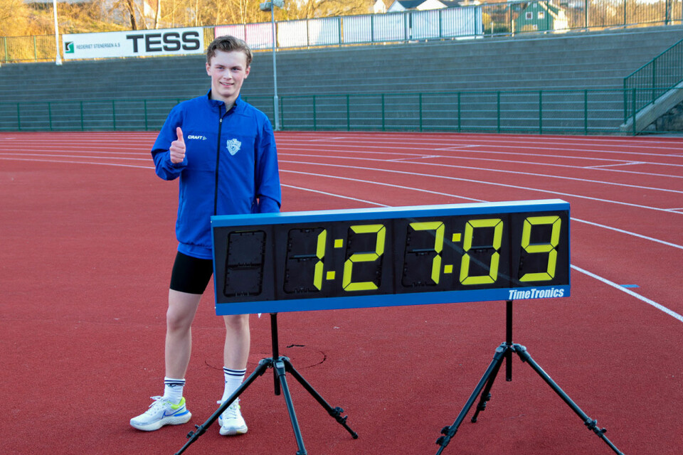 Andreas Langhelle viser frem det som klokken stoppet på da han gikk i mål på sin 600 meter. Den offisielle tiden ble 1:27.08. (Alle foto: Arne Dag Myking) Andreas Langhelle viser frem det som klokken stoppet på da han gikk i mål på sin 600 meter. Den offisielle tiden ble 1:27.08. (Alle foto: Arne Dag Myking)