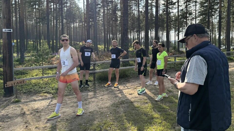 En sekstett stod klar til start ved skianlegget på Liermoen da Pål Evesen telte ned til start klokken 19. (Foto: Hilde Hagevik Odde/Innlandet Bedriftsidrettskrets) En sekstett stod klar til start ved skianlegget på Liermoen da Pål Evesen telte ned til start klokken 19. (Foto: Hilde Hagevik Odde/Innlandet Bedriftsidrettskrets)