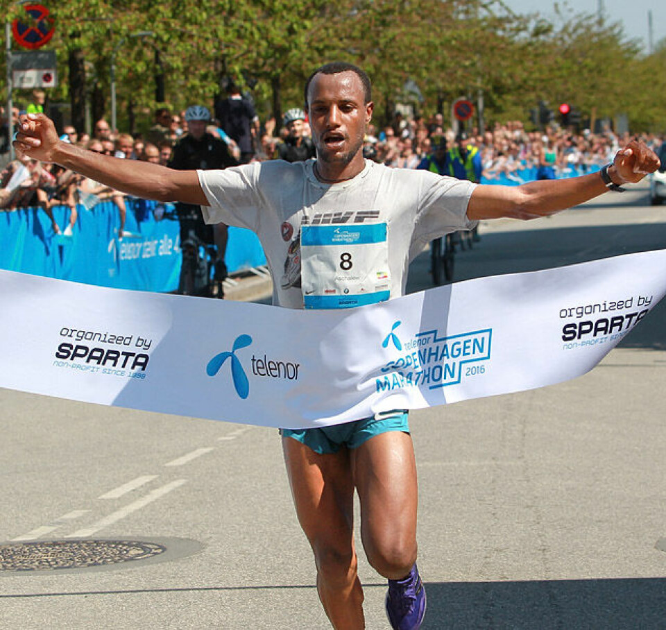 Lasse Blom nr. 10 og Ola Matre nr. 15 i København Maraton (oppdatert) Vinner_Aschalew_Biru_Hunde_menn_bryter_maalsnor_A20G2588.jpg