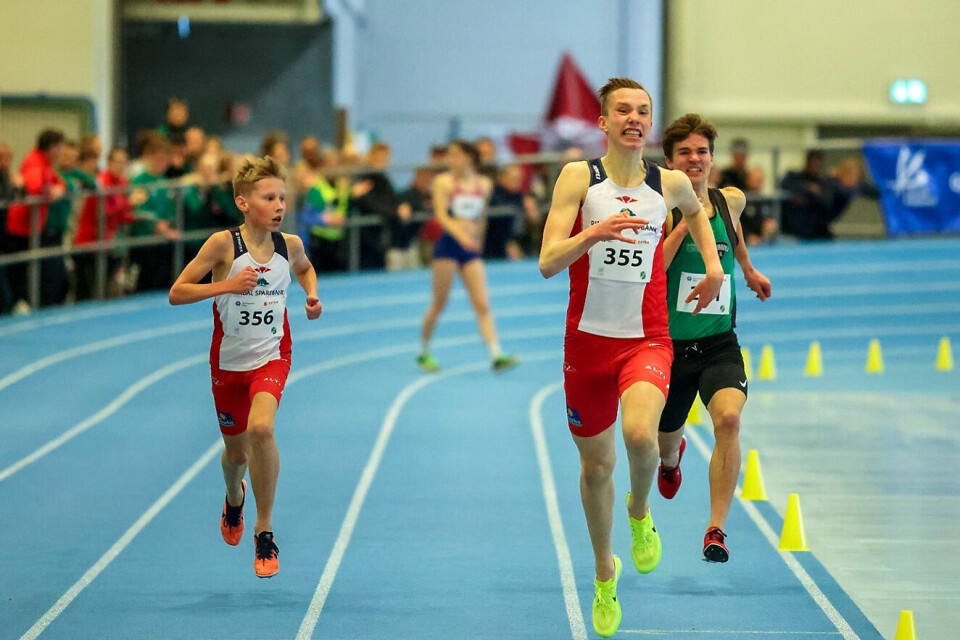 Magnus Øyen, Rindal IL spurter fra Åsmund Sunde Førde fra Jølster IL og tar gullet med lagkamerat Sebastian Børset som tilskuer. (Foto: Martin Hauge-Nilsen) Magnus Øyen, Rindal IL spurter fra Åsmund Sunde Førde fra Jølster IL og tar gullet med lagkamerat Sebastian Børset som tilskuer. (Foto: Martin Hauge-Nilsen)
