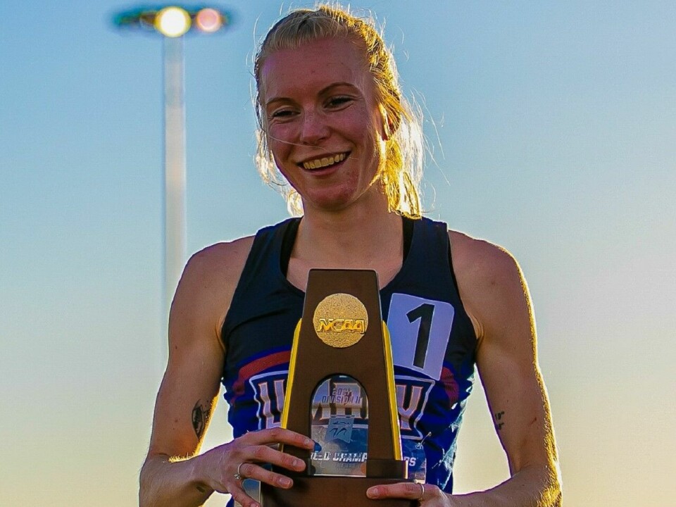 Ida Meli Narbuvoll med et av sine to Nationals-troféer i Allendale i Michigian i slutten av mai (Foto: Privat) Ida Meli Narbuvoll med et av sine to Nationals-troféer i Allendale i Michigian i slutten av mai (Foto: Privat)