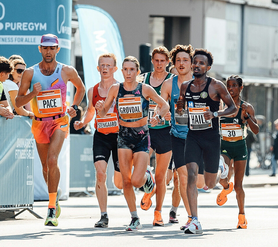 Etter 15 km: Karolines og hennes britiske fartsholder sammen med blant annet Haugesund ILs Tedros Haile som ble sjette beste norske mannlige løper. (Foto: arrangøren) Etter 15 km: Karolines og hennes britiske fartsholder sammen med blant annet Haugesund ILs Tedros Haile som ble sjette beste norske mannlige løper. (Foto: arrangøren)