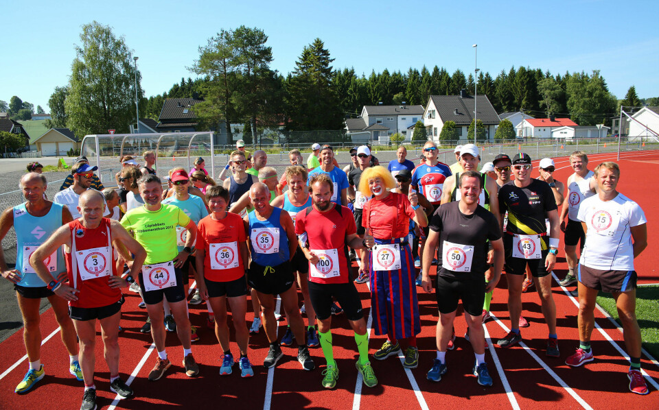 Startfeltet på maraton der vi ser Jan Billy med nummer 100 og Ronny med nummer 50. (Foto: Bjørn Hytjanstorp) Startfeltet på maraton der vi ser Jan Billy med nummer 100 og Ronny med nummer 50. (Foto: Bjørn Hytjanstorp)