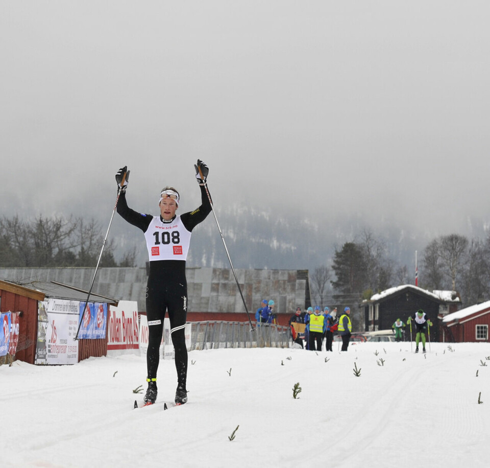 Simen Østensen i høstform også som løper Simen-Oestensen-NM-2010-gull-femmila_foto-Arne-Brunes_DSC8021.jpg