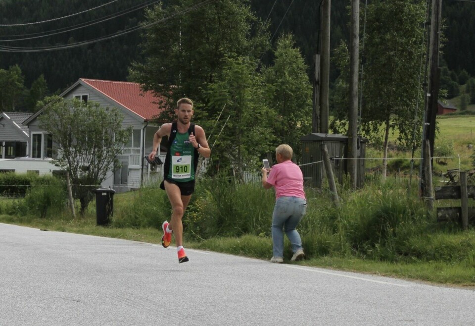 Eivind Øygard vant 5 km i Jølster Maraton på tiden 14.44 Eivind Øygard vant 5 km i Jølster Maraton på tiden 14-44