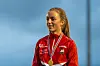 Sigrid Alvik, Tyrving IL, med gullmedaljen for seier i J16 1500 meter hinder