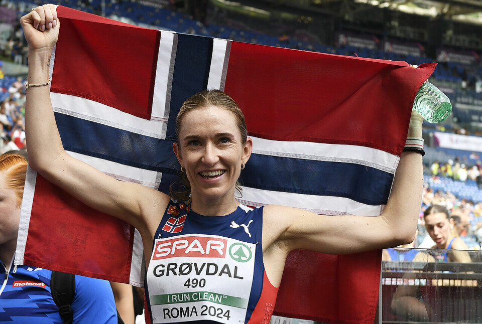 En internasjonal seier på noe annet enn terrengløp har satt langt inne for Karoline Bjerkeli Grøvdal, men i dag ble hun altså europamester i halvmaraton. (Alle foto: Bjørn Johannessen) Karoline Bjerkeli Grøvdal med norsk flagg