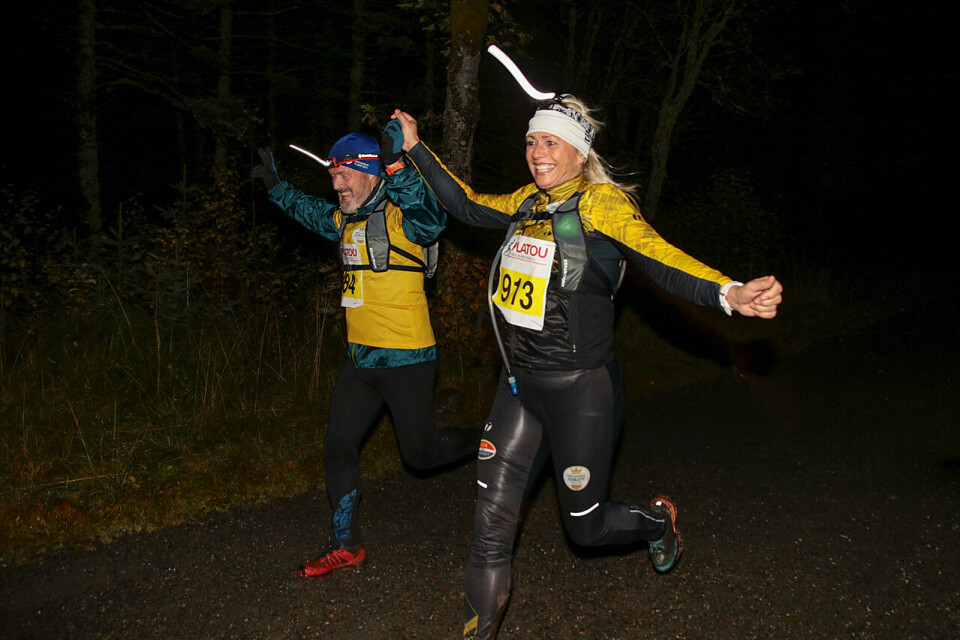 Bengt Eliassen og Lisbeth Fauskanger løper begeistret i mål etter å ha løpt over Blåmanen i mørket. (Alle foto: Arne Dag Myking) Bengt Eliassen og Lisbeth Fauskanger løper begeistret i mål etter å ha løpt over Blåmanen i mørket. (Alle foto: Arne Dag Myking)
