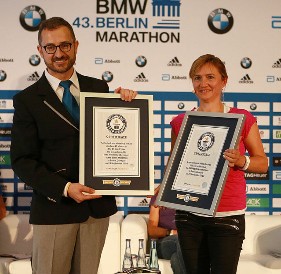 786 norske til Berlin Marathon - Aberu Kebede er damefavoritt Irina_Mititenko_faar_Guinness-rekord-diplomer_AZ3T3006.jpg