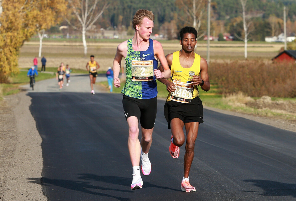 Vinneren Narve Gilje Nordås og toeren Isaac Tesfamichael etter 7 km i motvinden langs Seljeveien. (Foto: Kjell Vigestad) Vinneren Narve Gilje Nordås og toeren Isaac Tesfamichael etter 7 km i motvinden langs Seljeveien. (Foto: Kjell Vigestad)
