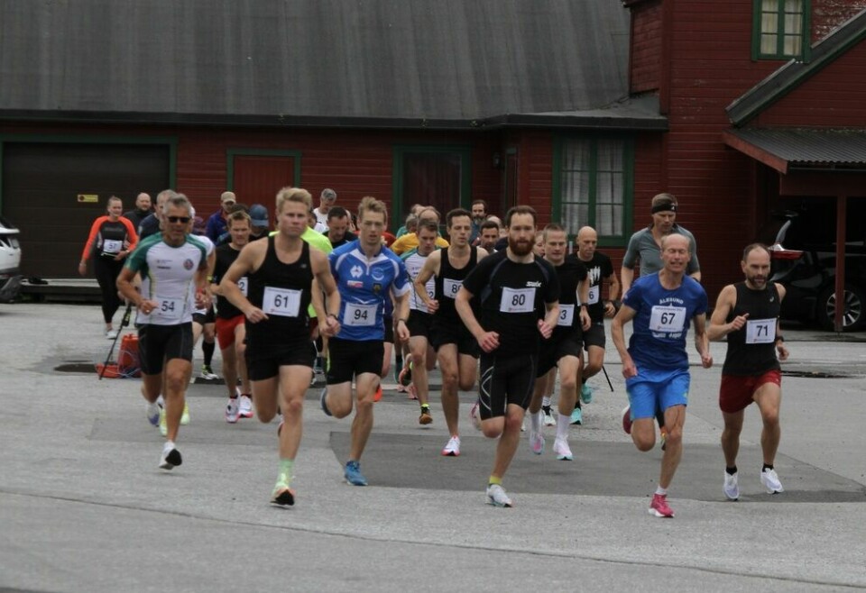 Fra starten på det fjerde sommerløpet der 24 deltakere valgte 5 km og 22 løpere sprang 10 km Fra starten på det fjerde sommerløpet der 24 deltakere valgte 5 km og 22 løpere sprang 10 km