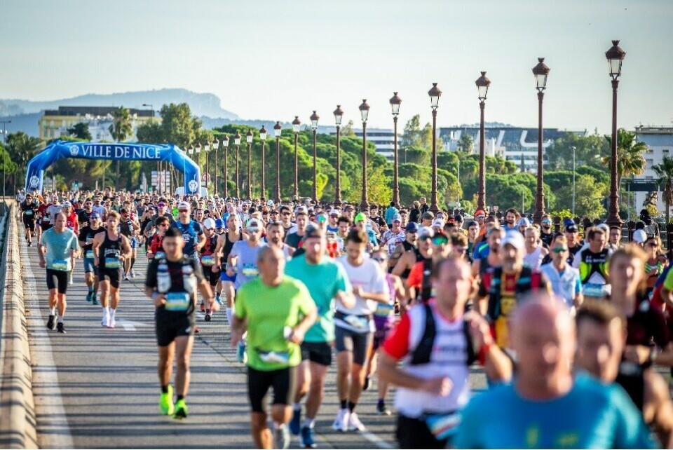 Fra strandpromenaden i Nice og starten av årets Marathon des Alpes Maritimes, Nice-Cannes (foto: Hjemmeside-facebook). Nice_Cannes_Marathon_2024