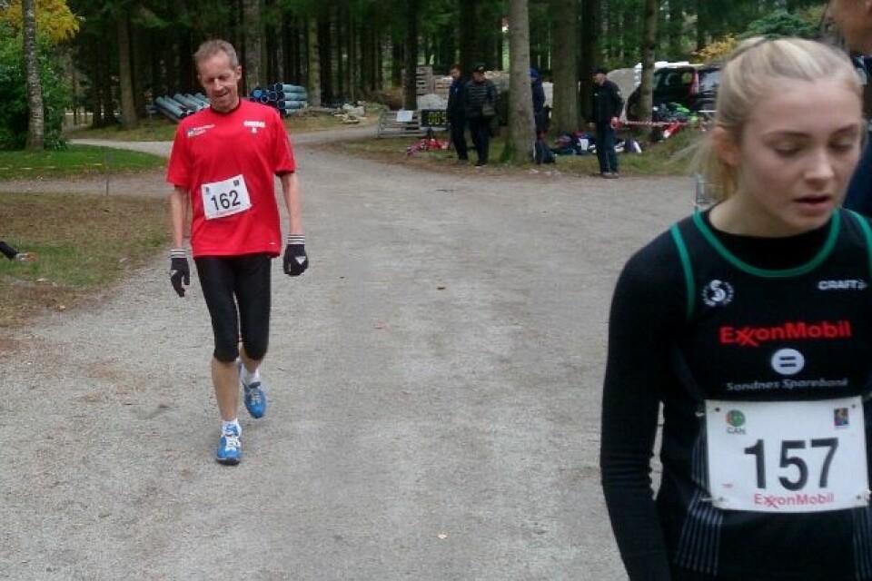 Camilla Ziesler ble totalvinner i kortløypa noen sekunder foran veteranen Jørn Holmen (foto: Inge Akerjordet) Camilla Ziesler ble totalvinner i kortløypa noen sekunder foran veteranen Jørn Holmen (foto: Inge Akerjordet)