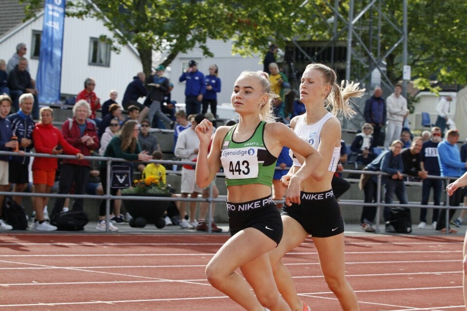 3000 m-vinner Malin Søtorp Solberg (443) da hun måtte nøye seg med bronsemedaljen bak Selma Alison Boesen Skisaker på 800m lørdag. (Foto: Vestpress) 3000 m-vinner Malin Søtorp Solberg (443) da hun måtte nøye seg med bronsemedaljen bak Selma Alison Boesen Skisaker på 800m lørdag. (Foto: Vestpress)