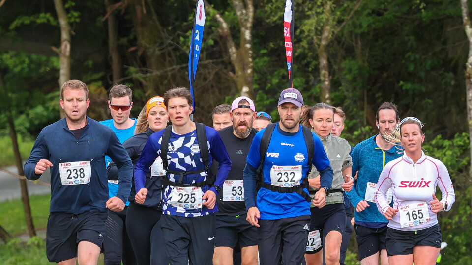Her kommer fartsholderne for 22:30 på 5 km og 45 minutter på 10 km: Daniel Wasbø (225) og Tor-Aanen Kallekleiv (232). Sommerkarusellen er i gang. (Alle foto: Arne Dag Myking) Her kommer fartsholderne for 22:30 på 5 km og 45 minutter på 10 km: Daniel Wasbø (225) og Tor-Aanen Kallekleiv (232). Sommerkarusellen er i gang. (Alle foto: Arne Dag Myking)