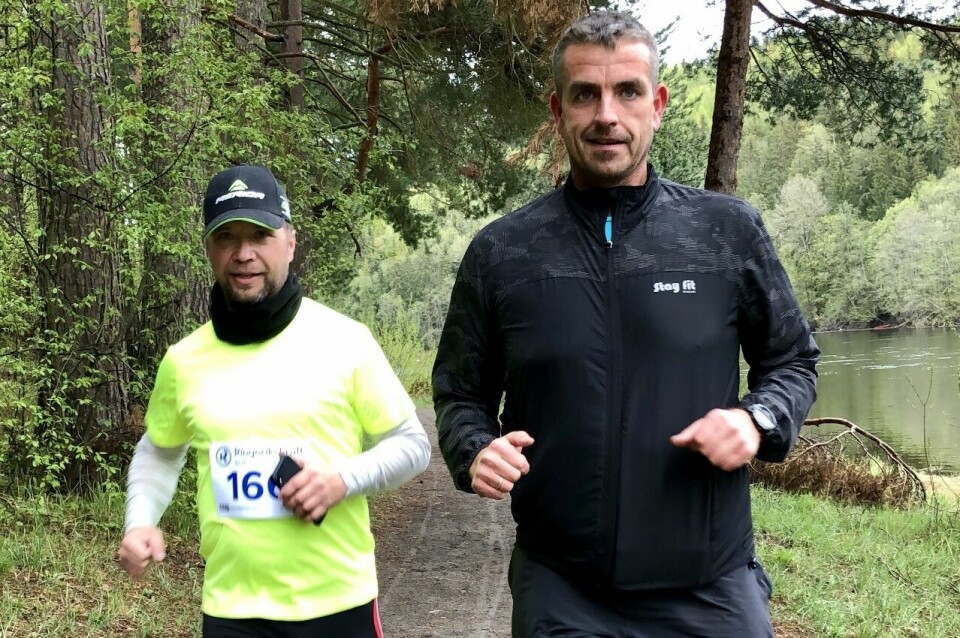 Even Kristoffersen liker å delta i løp. Da treffer han så mange trivelige mennesker, og så liker han ekstra godt det inkluderende ultramiljøet. Bildet er fra en 50 km på Hønefoss i fjor. Even Kristoffersen - til høyre - løper 50 km på Hønefoss