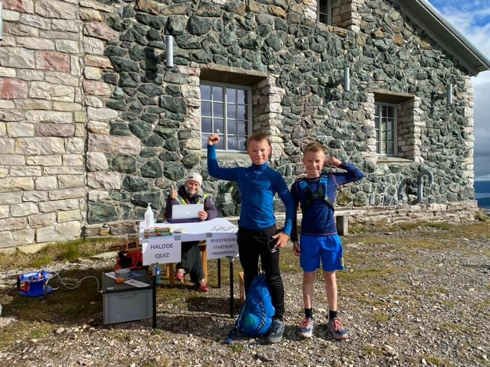 Petter Eliassen slo motbakkespesialist Eirik Haugsnes i Halddemarsjen De_to første_til_toppen_Markus_og_Eskil.jpg