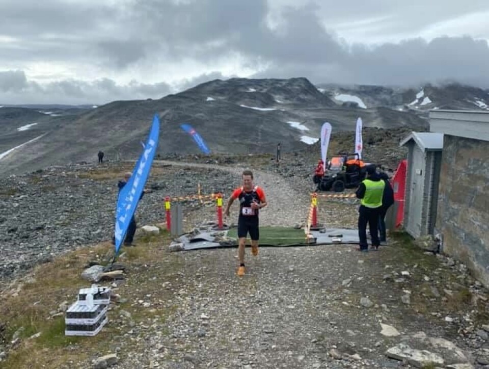 Petter Eliassen slo motbakkespesialist Eirik Haugsnes i Halddemarsjen Petter_Eliassen_målgang_kraftig_motvind.jpg