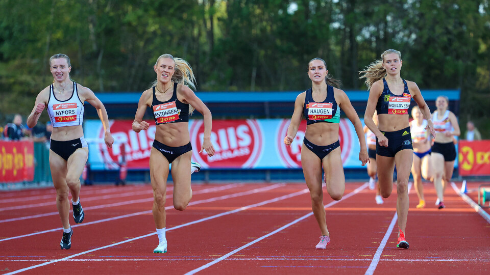 Utrolig jevnt spurtoppgjør på kvinnenes 800 meter. Men Pernille Karlsen Antonsen (nr. 2 fra venstre) knep til slutt gullet. (Alle foto: Arne Dag Myking) Utrolig jevnt spurtoppgjør på kvinnenes 800 meter. Men Pernille Karlsen Antonsen (nr. 2 fra venstre) knep til slutt gullet. (Alle foto: Arne Dag Myking)
