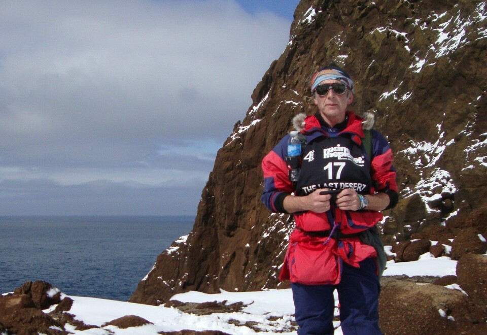 Ultraløperen: Gunnar «Trailrunner» tar seg tid til å nyte påskestemningen på kraterkanten på Decetion-øya i et ultraløp i Antarktis. (Foto: Privat) Ultraløper og lege Gunnar Fæhn