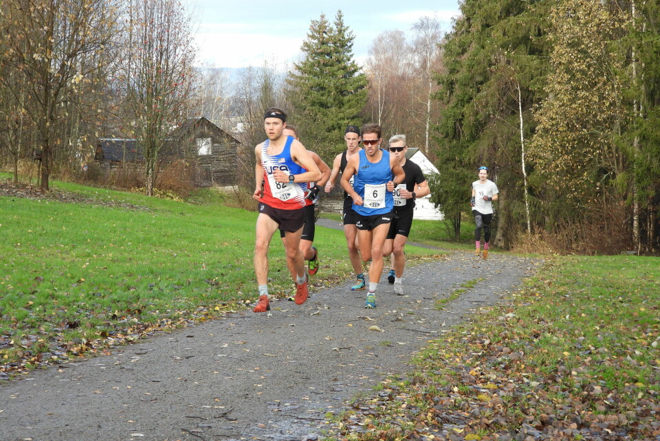 Tetgruppa etter 3 km (fra venstre) Sjur Prestsæter, Ulrik Lolland (delvis skjult), Magnus Torp Antonsen, Ola Korbøl og Martin Galleberg med Thor Emil Kvernevik et stykke bak. (Foto: Stein Arne Negård) Tetgruppa etter 3 km (fra venstre) Sjur Prestsæter, Ulrik Lolland (delvis skjult), Magnus Torp Antonsen, Ola Korbøl og Martin Galleberg med Thor Emil Kvernevik et stykke bak. (Foto: Stein Arne Negård)