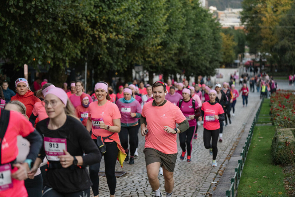 Det var rosa antrekk over store deler av Bergen sentrum da løpet pågikk. Alle viste med det sin støtte til brystkreftrammede. (Foto: Veronika Stuksrud) Det var rosa antrekk over store deler av Bergen sentrum da løpet pågikk. Alle viste med det sin støtte til brystkreftrammede. (Foto: Veronika Stuksrud)