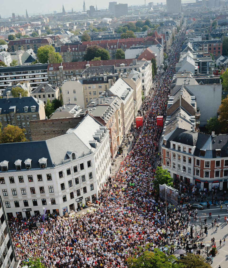 Copenhagen Half 2024 har åpnet for påmelding, - etter ett døgn: 8600 påmeldte. Se mange bilder fra årets løp. Start_hoyet_ovenfra_til_Amager_cqn9655_53194347273_o.jpg