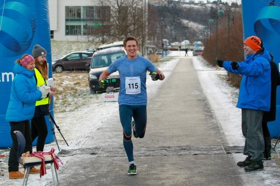 Sebastian går i mål som klar vinner på maratondistansen i Ålesund, og som har målgang på Moa i Spjelkavik. Foto: Kjell Vigestad Sebastian går i mål som klar vinner på maratondistansen i Ålesund, og som har målgang på Moa i Spjelkavik. Foto: Kjell Vigestad