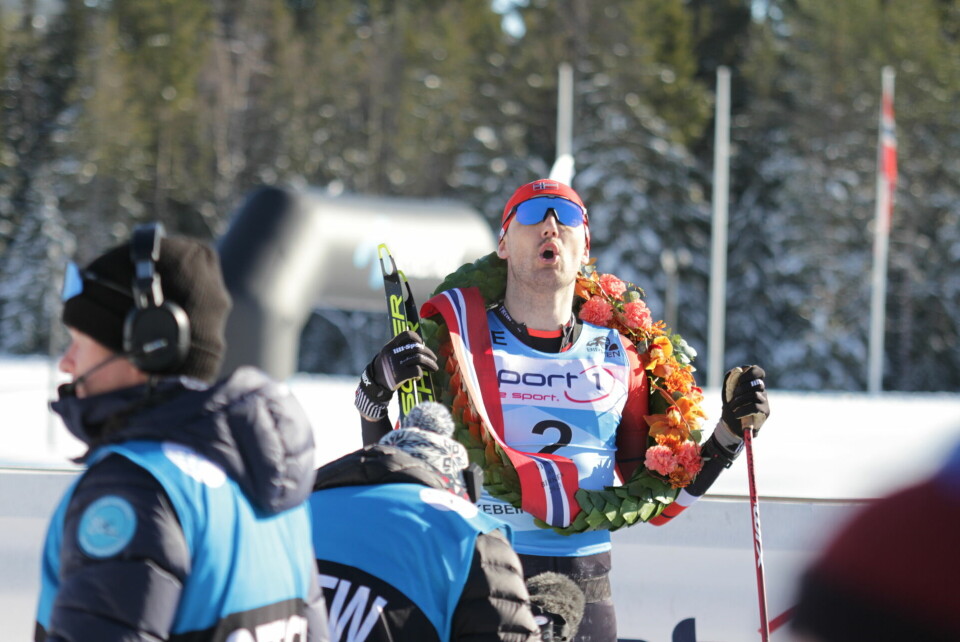 Se eliten og andre profiler i mål på Birkebeineren skistadion Andreas Nygaard med seierskaransen.jpg