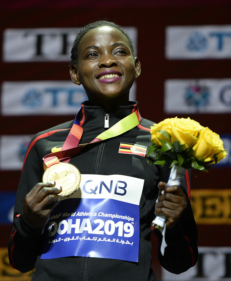 Ugandiske Nakaayi spurta ned den amerikanske favoritten på 800 m 800-gullvinner-medalje_D4N9632.jpg