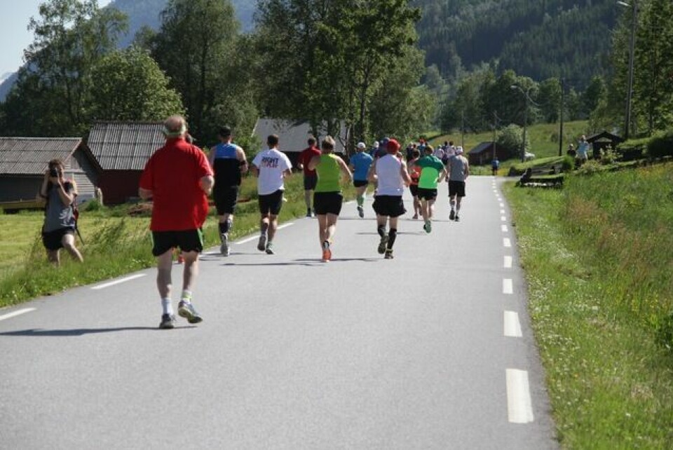 Sverre Gunnar Brunstad vant maraton i Jølster Starten_bakfra_maraton