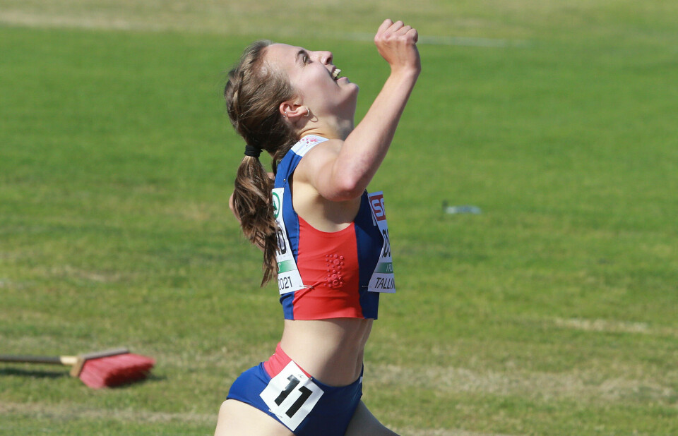 Seiersgesten: Ingeborg Østgård kan feire etter en flott innspurt og klar seier på 1500 m i Tallinn. (Foto: Kjell Vigestad) Seiersgesten: Ingeborg Østgård kan feire etter en flott innspurt og klar seier på 1500 m i Tallinn. (Foto: Kjell Vigestad)
