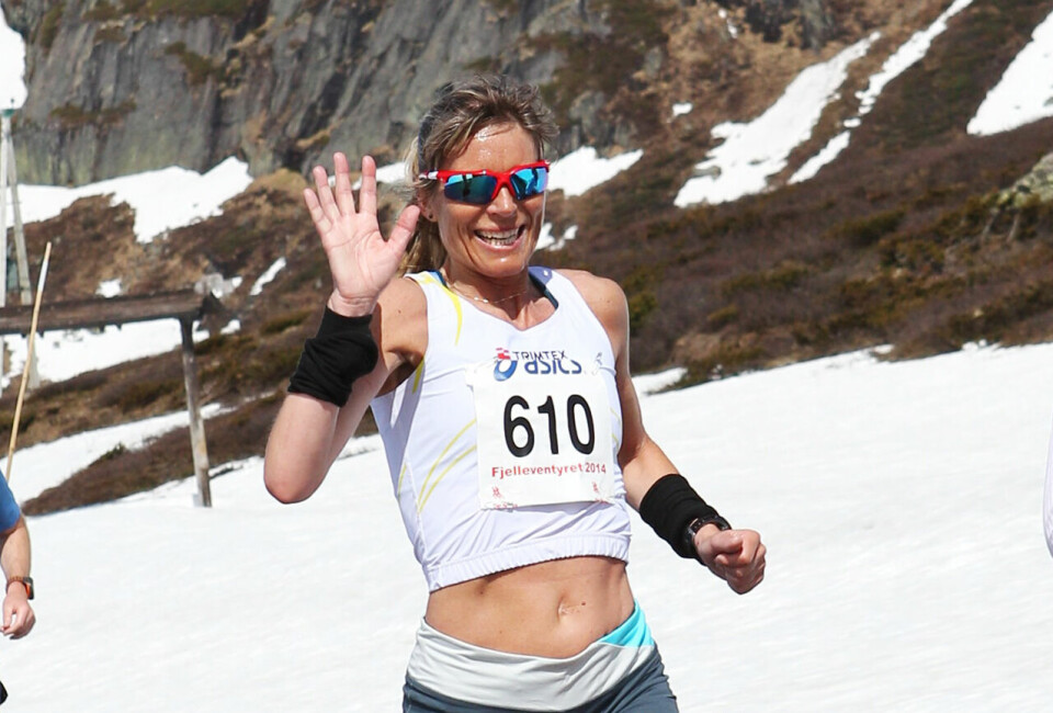 Dorte Foss vinker til fotografen på vei over Valdresflya mot Beitostølen og nok en klasseseier. (Foto: Kjell Vigestad) Dorte Foss vinker til fotografen på vei over Valdresflya mot Beitostølen og nok en klasseseier. (Foto: Kjell Vigestad)