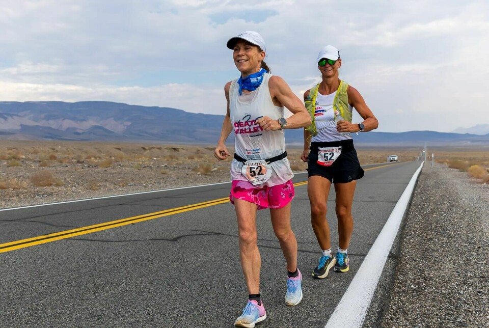 Line Caliskaner og pacer Janne Balberg Kvisvik på den endeløse varme landeveg. (Foto: Badwater135) Line Caliskaner og pacer Janne Balberg Kvisvik på den endeløse varme landeveg. (Privat foto)