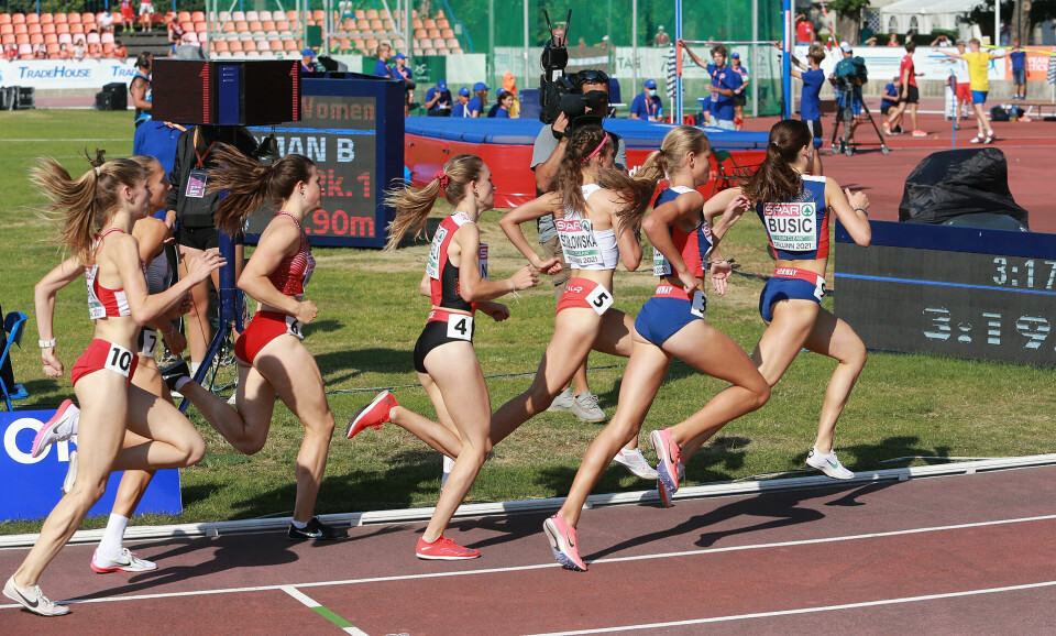 EM-gull til Ingeborg Østgård! 400m_igjen_Busic_og_Hoelsveen_avanserer_AZ3T2036.jpg