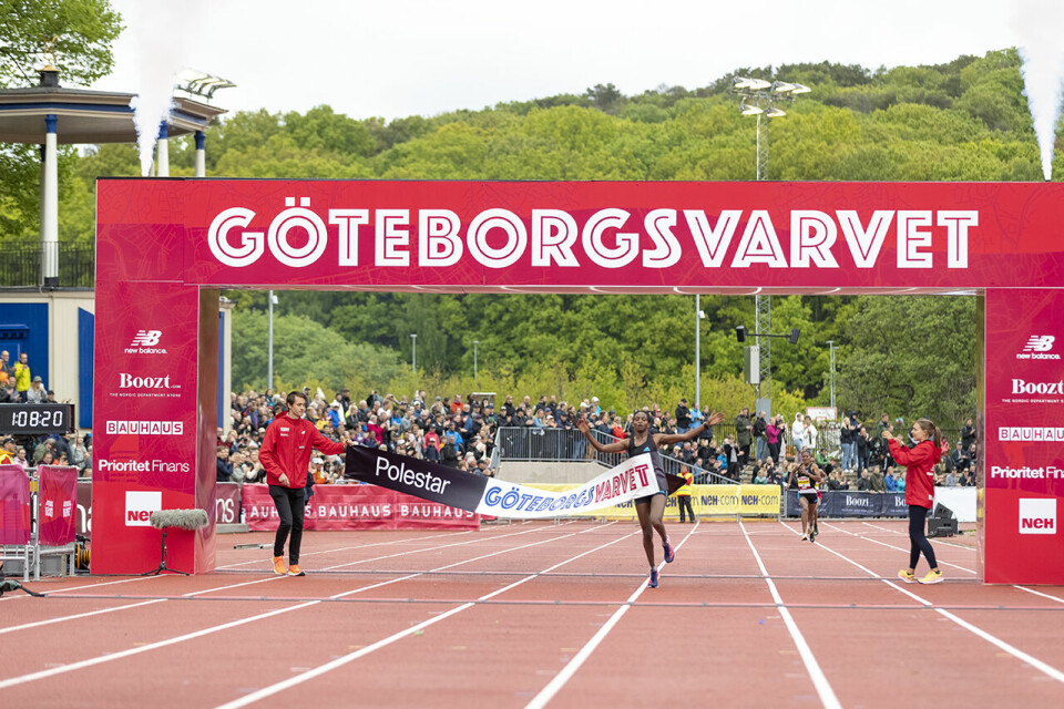 Tigist Assefa fra Etiopia bryter mållinjen og vinner kvinneklassen i Göteborgsvarvet 2022. (Foto: Glenn T. Unger) Tigist Assefa fra Etiopia bryter mållinjen og vinner kvinneklassen i Göteborgsvarvet 2022. (Foto: Glenn T. Unger)