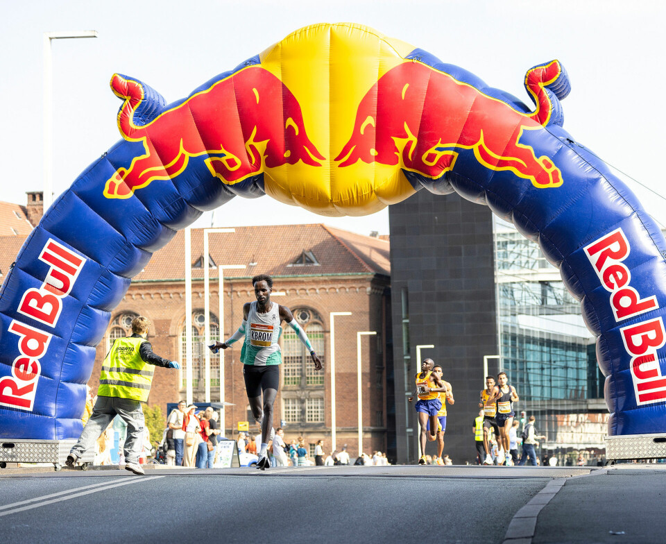 Copenhagen Half 2024 har åpnet for påmelding, - etter ett døgn: 8600 påmeldte. Se mange bilder fra årets løp. YZerei_passerer_Red_Bull_portal_Senay_bak.jpg