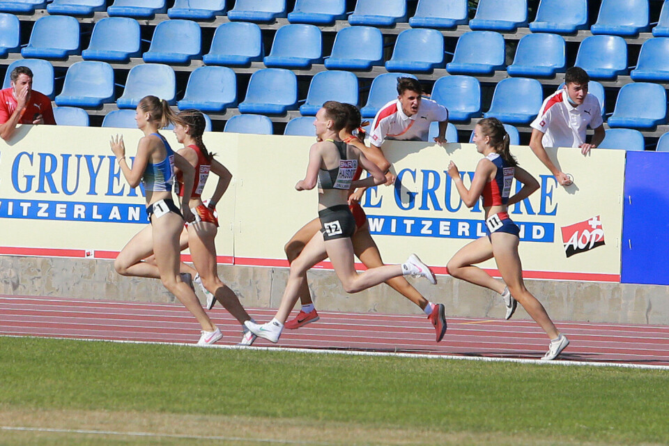 EM-gull til Ingeborg Østgård! 250m_igjen_Oestgaard_henger_med_teten_AZ3T2049.jpg
