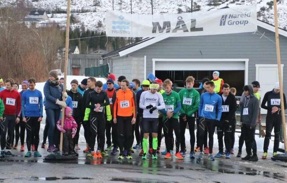 Iver Vattøy vant Grimstadvatnet rundt 02_Stilleklokker.jpg