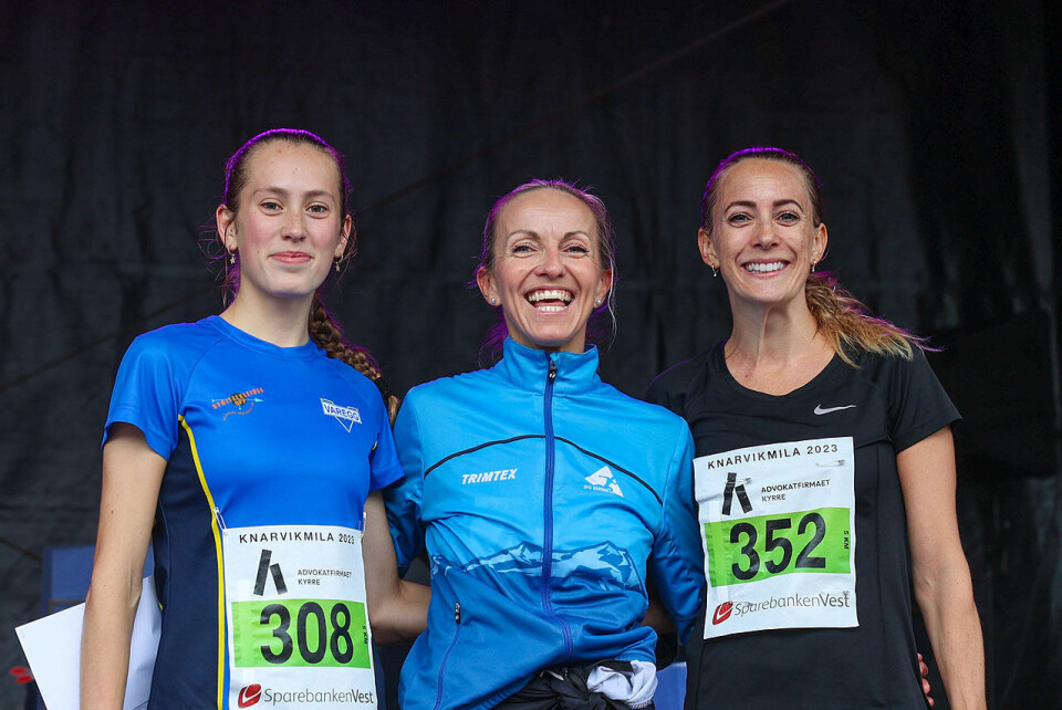 Premiepallen kvinner 5 km i Knarvikmila: Bethine Carlsen, Anita Iversen Lilleskare og Anne Skudal Dolvik. (Alle foto: Arne Dag Myking) Premiepallen kvinner Bethine Carlsen, Anita Iversen Lilleskare og Anne Skudal Dolvik.