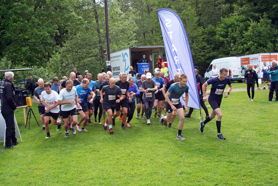 Deltakere i lang løype starter på den 6,5 kilometer lange løypa. (Foto: Sverre Larsen) Deltakere i lang løype starter på den 6,5 kilometer lange løypa. (Foto: Sverre Larsen)