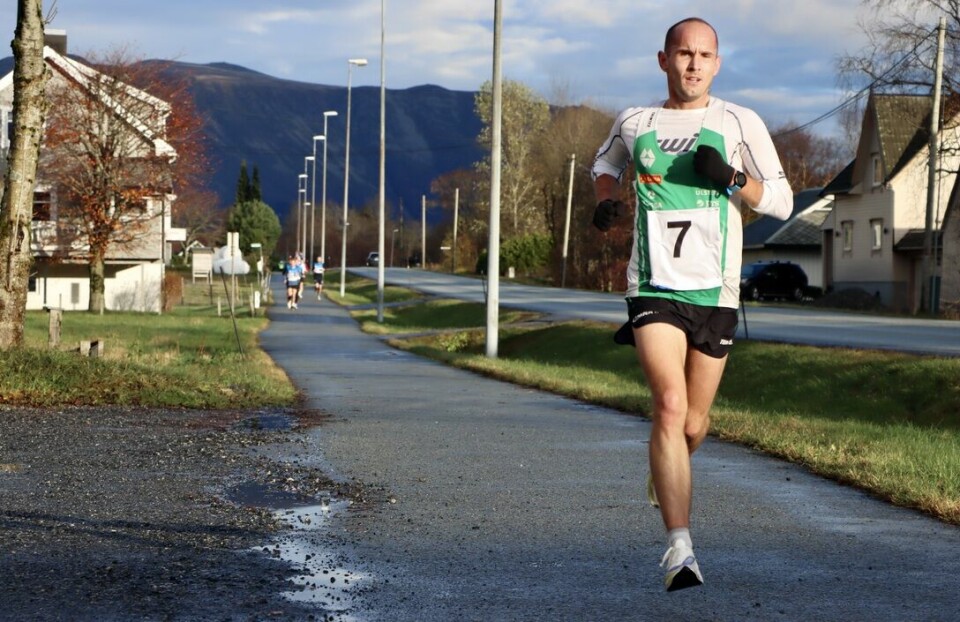 Olger Pedersen i godt driv i begynnelsen av løpet. Allerede etter 2 km leder han løpet klart. Olger vant løpet som han også gjorde i fjor. Foto: Jorulf Myrene/Vikebladet-Vestposten Olger Pedersen i godt driv i begynnelsen av løpet. Allerede etter 2 km leder han løpet klart. Olger vant løpet som han også gjorde i fjor. Foto: Jorulf Myrene/Vikebladet-Vestposten
