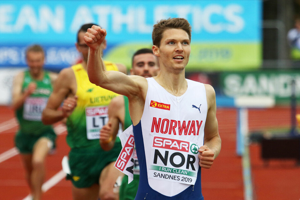 Tom Erling Kårbø løper inn til klar seier på 3000 meter hinder med fall på siste runden. (Foto: Arne Dag Myking) Tom Erling Kårbø løper inn til klar seier på 3000 meter hinder med fall på siste runden. (Foto: Arne Dag Myking)