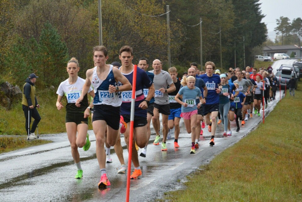 Fra fellesstarten for alle distanser unntatt maraton med godt over 100 løpere i feltet. (Foto: Ingvild Bjørnøy Nylund) Fra fellesstarten for alle distanser unntatt maraton med godt over 100 løpere i feltet. (Foto: Ingvild Bjørnøy Nylund)