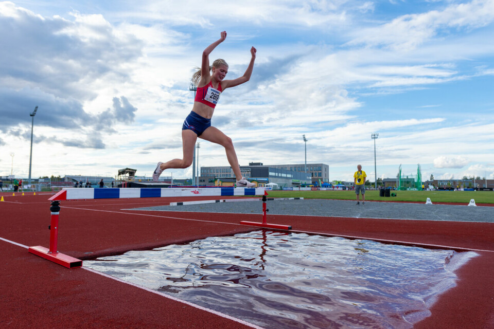 UM 2020: Malin Hoelsveen (J15) og Anna Marie Sirevåg (J16) vant 1500 hinder J16_1500mh_svev_DSC9629.jpg