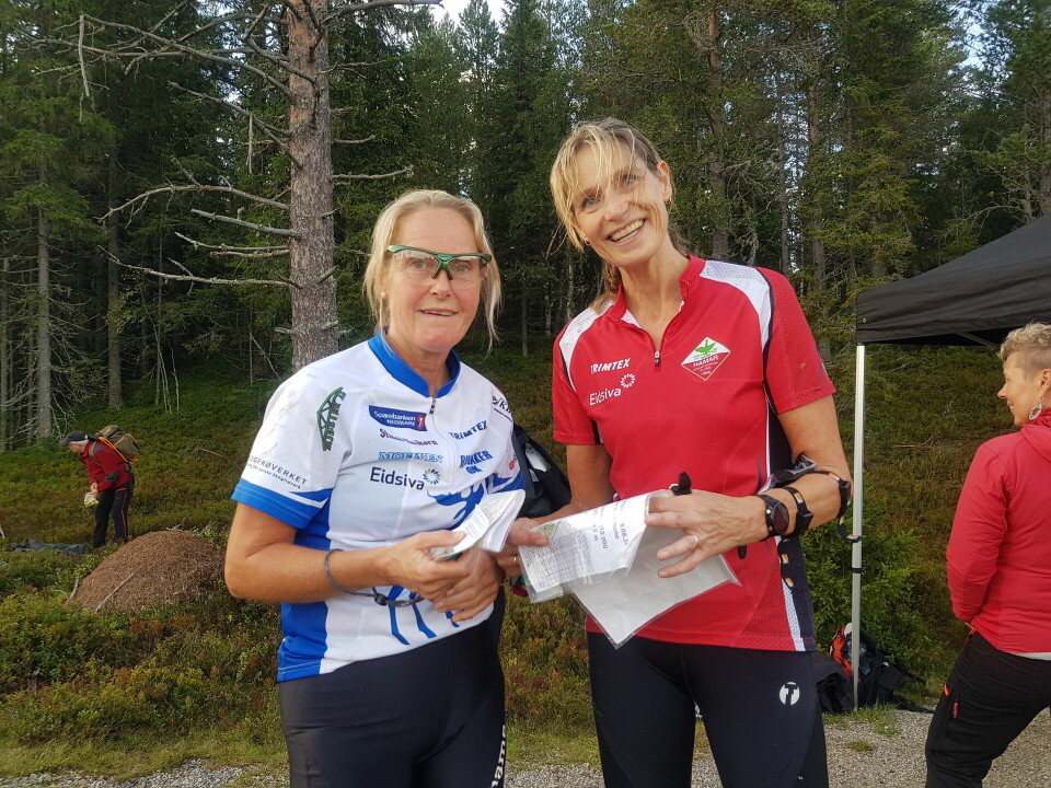 Høststemning på bedrift o-løp i Vangsåsen Anne Marit Bordal og Mona Lome trives på bedrifts o-l¢p.jpg